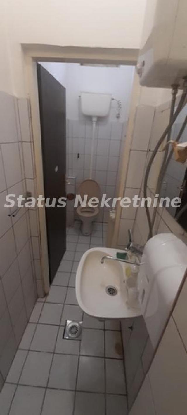 Podbara-Lep Poslovni Prostor 40 m2 u Prizemlju sa pogodan za kancelarije-Zakupnina 400e-065/385 8880