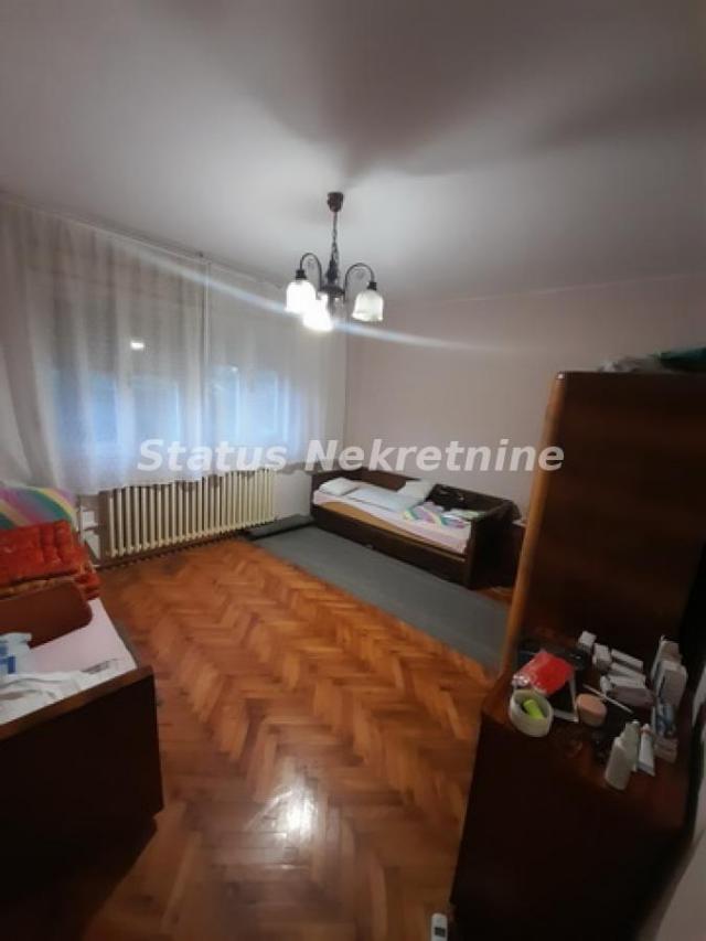 Futog-Spratna Porodična kuća 150 m2 na Velikom Placu 885 m2 u Mirnom kraju-065/385 8880