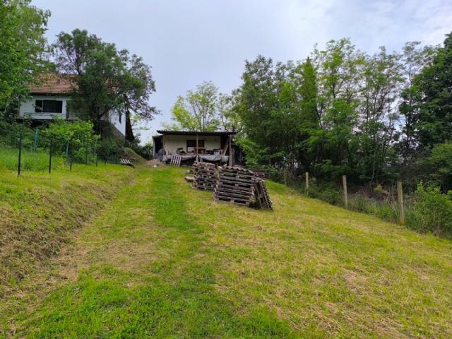 Plac u GRAĐEVINSKOJ ZONI 900 m2 sa montažnom kućicom, Ledinci