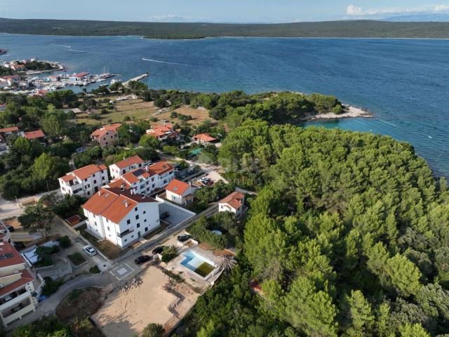 MALI LOŠINJ, NEREZINE - 80 m od mora! Dvoetažni apartman s okućnicom i parkingom