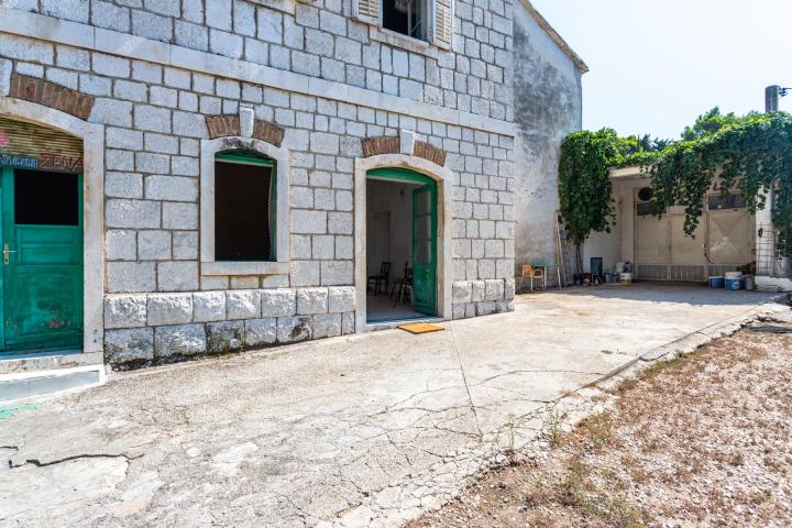 Makarska, GORNJI TUČEPI, kamena kuća površine 186 m2 i nedovršena prizemnica površine 132 m2