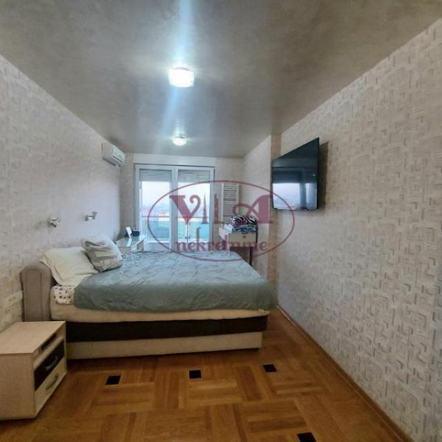 Novi Sad, Bulevar Patrijarha Pavla, lux penthouse sa dodatnom krovnom terasom u lux zgradi