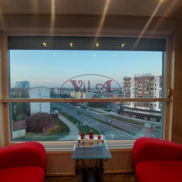 Novi Sad, Bulevar Patrijarha Pavla, lux penthouse sa dodatnom krovnom terasom u lux zgradi