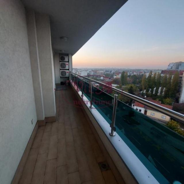 Novi Sad, Bulevar Patrijarha Pavla, lux penthouse sa dodatnom krovnom terasom u lux zgradi