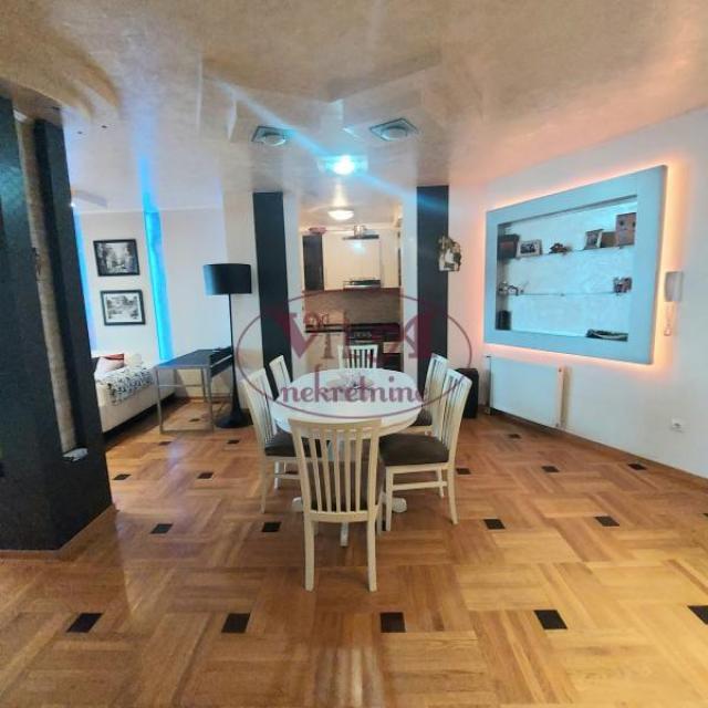 Novi Sad, Bulevar Patrijarha Pavla, lux penthouse sa dodatnom krovnom terasom u lux zgradi