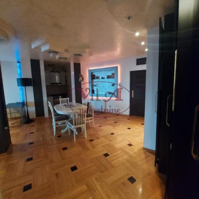 Novi Sad, Bulevar Patrijarha Pavla, lux penthouse sa dodatnom krovnom terasom u lux zgradi