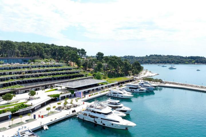 PRILIKA predivan wine bar u ACI MARINA Rovinj