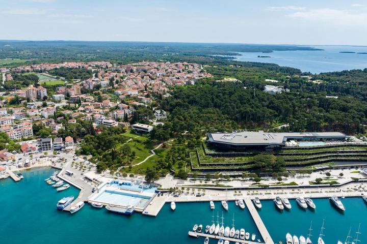 PRILIKA predivan wine bar u ACI MARINA Rovinj