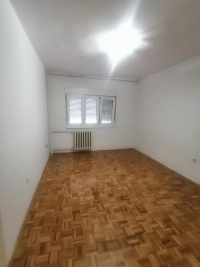 Izdaje se prazan dvosoban stan 50m2 , terasa, gas - Podbara