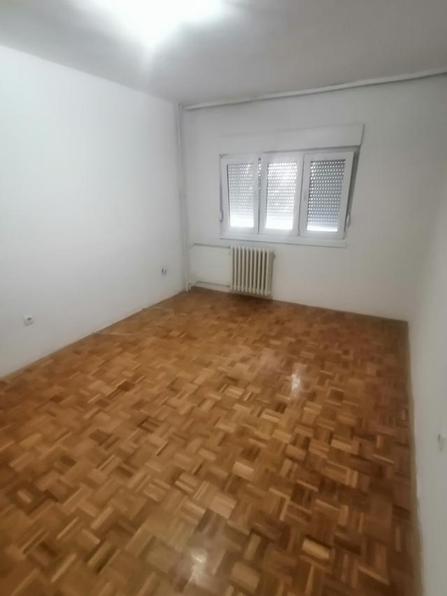 Izdaje se prazan dvosoban stan 50m2 , terasa, gas - Podbara