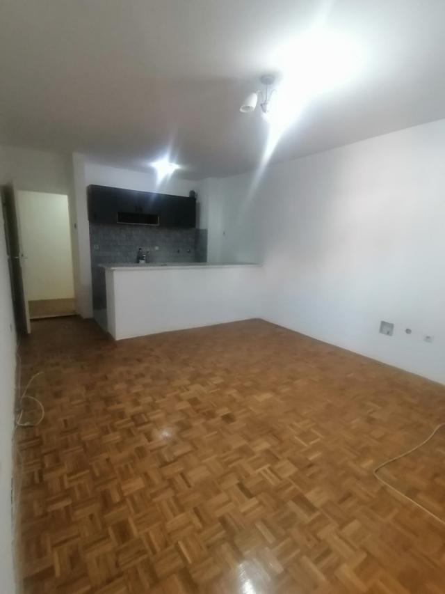 Izdaje se prazan dvosoban stan 50m2 , terasa, gas - Podbara