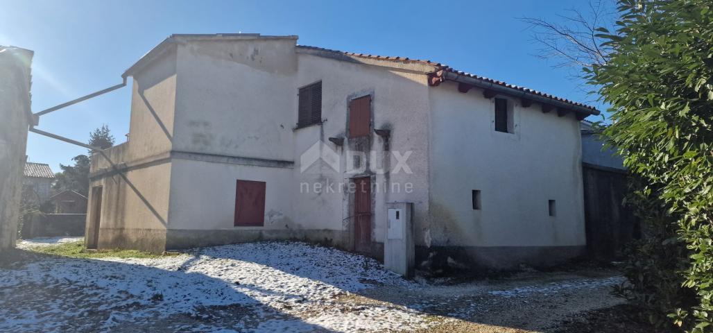 ISTRIA, PIĆAN - Semi-detached house with started renovation