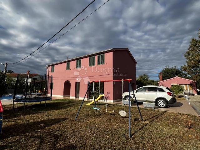 CASA CON DUE APPARTAMENTI ED UN EDIFICIO AUSILIARIO - LABIN