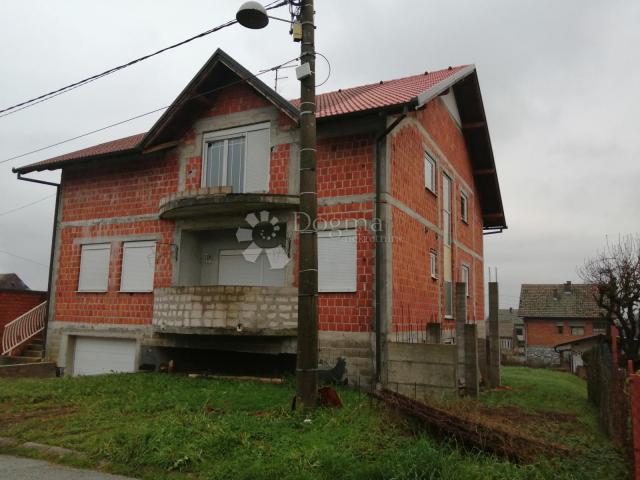 KUTINA,  KUĆA S OKUĆNICOM (545 M2)