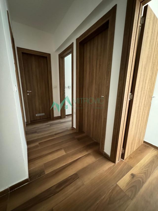 Izdavanje, Poslovni prostor, 100m2 , Centar