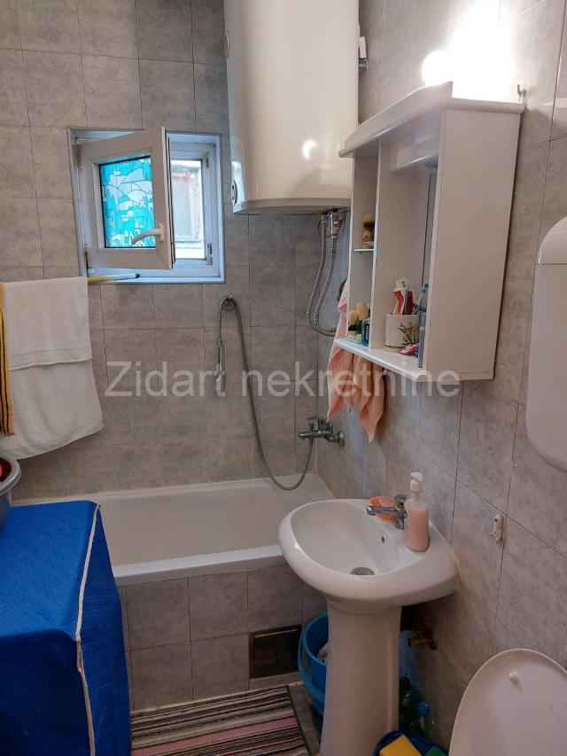 Zemun polje, dva stana, 50m2+30m2