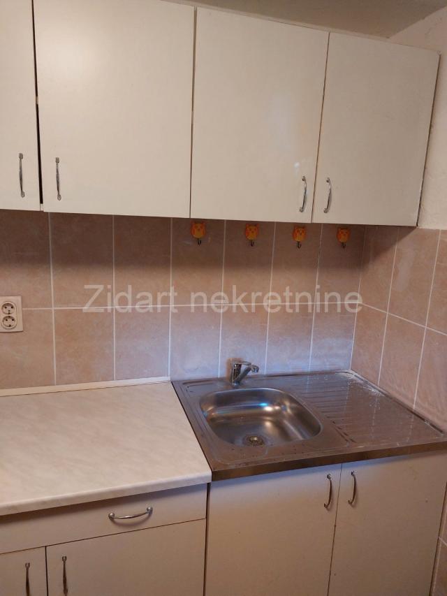 Zemun polje, dva stana, 50m2+30m2