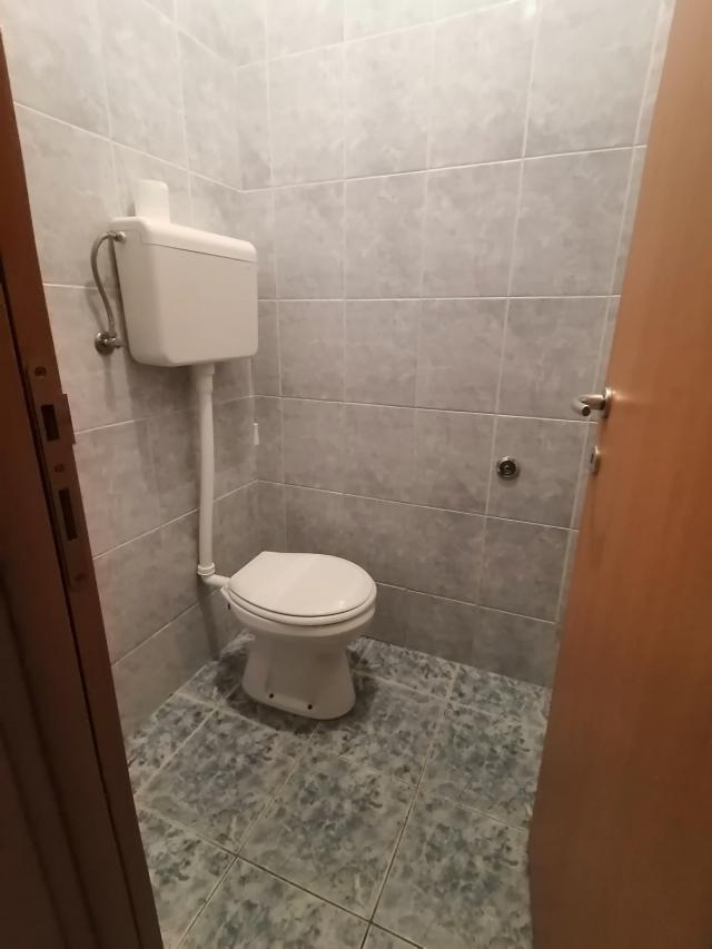 Nenemešten ulični lokal 29m2, klima, rešetke - Detelinara