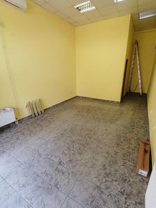 Nenemešten ulični lokal 29m2, klima, rešetke - Detelinara