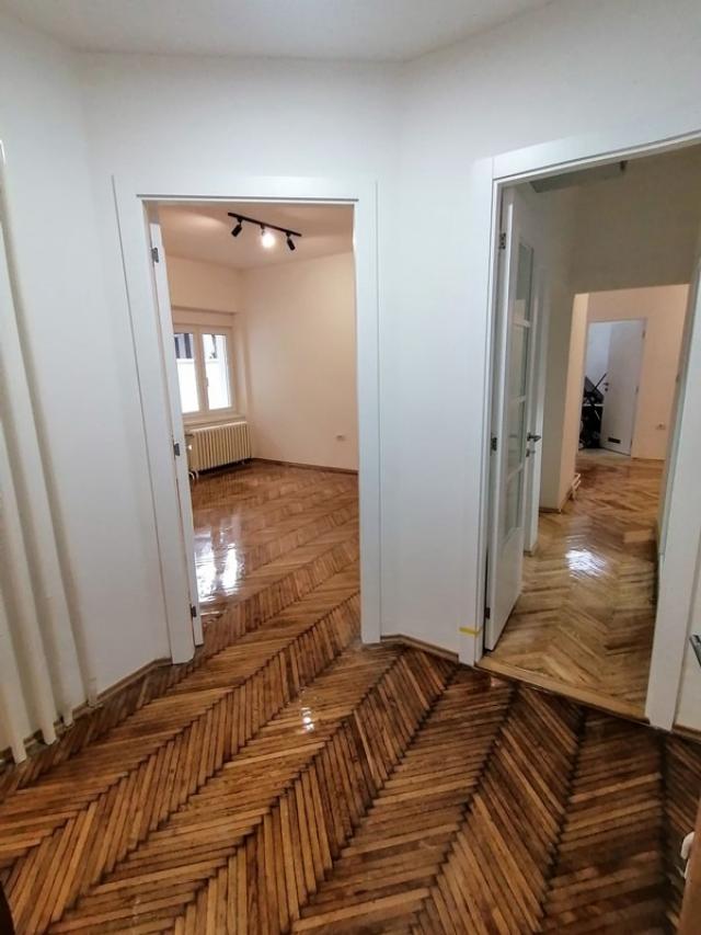 Izdaje se stambeno poslovna zgrada 496m2, toplotne pumpe - centar