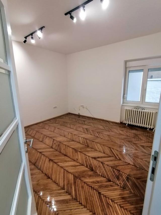 Izdaje se stambeno poslovna zgrada 496m2, toplotne pumpe - centar