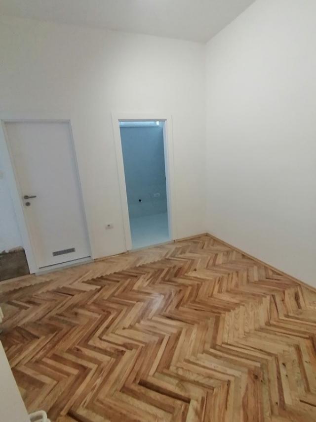 Izdaje se stambeno poslovna zgrada 496m2, toplotne pumpe - centar