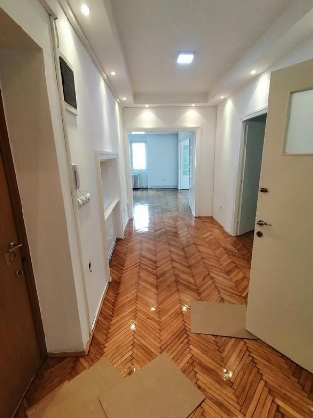 Izdaje se stambeno poslovna zgrada 496m2, toplotne pumpe - centar