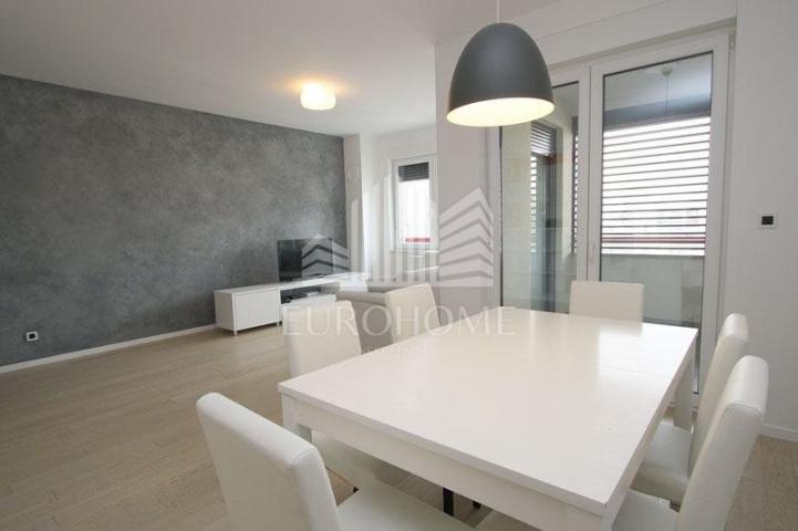 Ekskluzivni penthouse 97, 28 m2+ 2PM2, Knežija