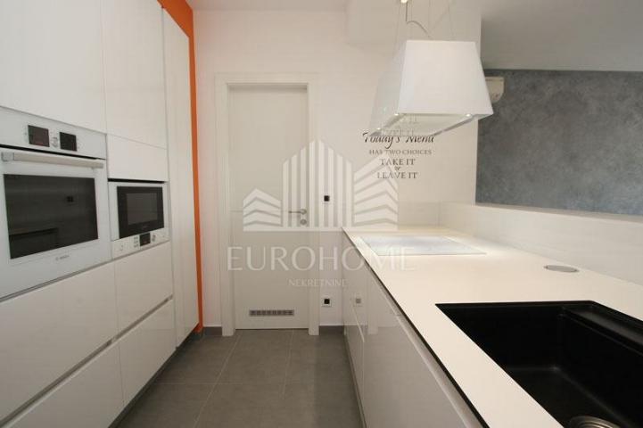 Ekskluzivni penthouse 97, 28 m2+ 2PM2, Knežija