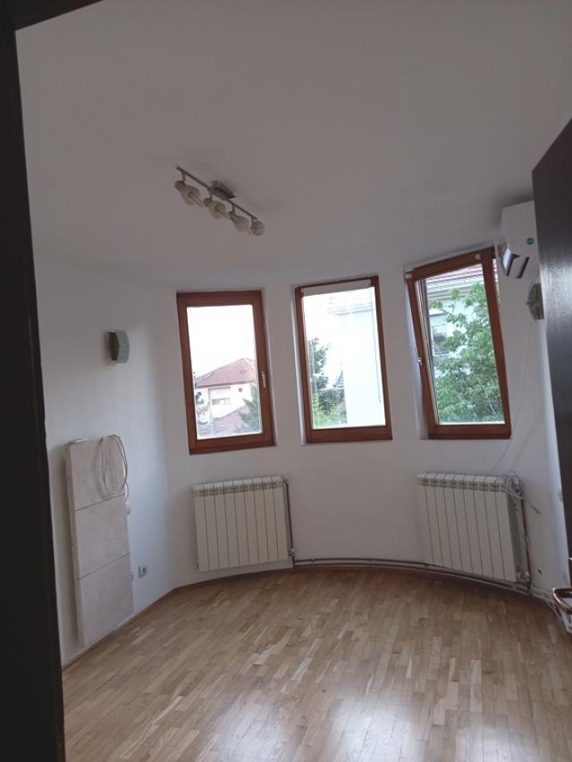 VOZDOVAC LEKINO BRDO 240m2 , T , 2000e