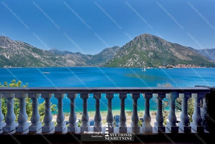 Vila u kompleksu u prvoj liniji do mora – Kostanjica, Kotor