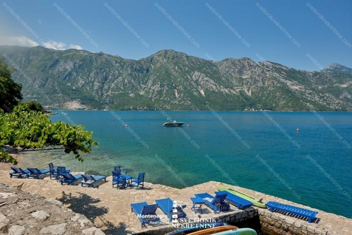 Vila u kompleksu u prvoj liniji do mora – Kostanjica, Kotor