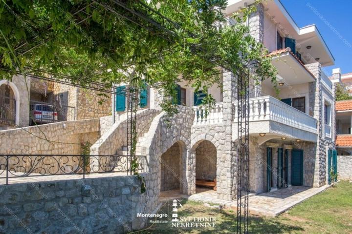 Vila u kompleksu u prvoj liniji do mora – Kostanjica, Kotor