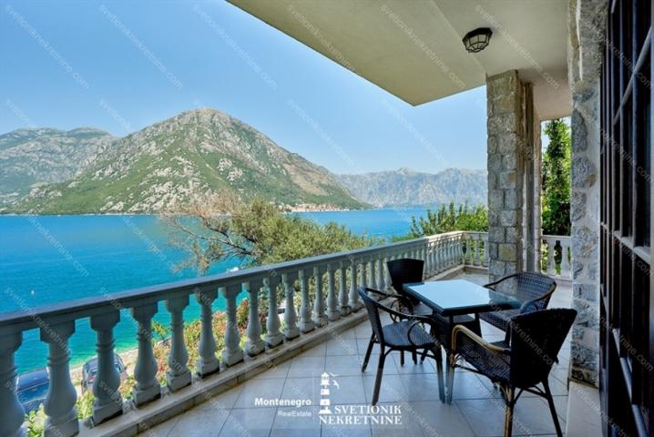 Vila u kompleksu u prvoj liniji do mora – Kostanjica, Kotor