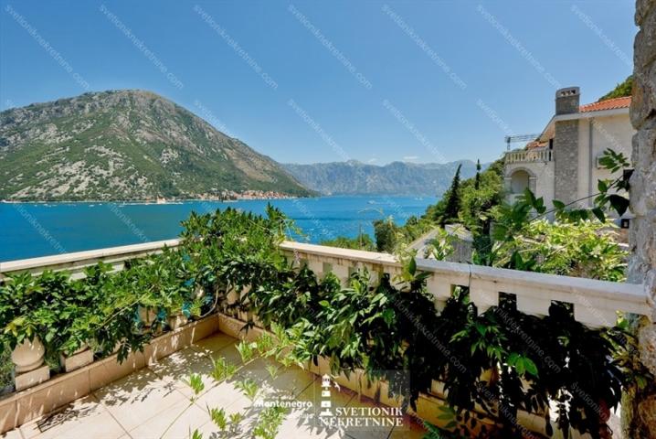 Vila u kompleksu u prvoj liniji do mora – Kostanjica, Kotor