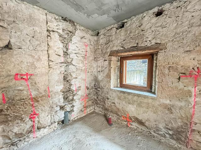 Istra, Brtonigla, kuća  sa započetom renovacijom!