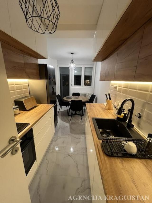 Izdavanje, Stan, 61. 00m2 , Centar