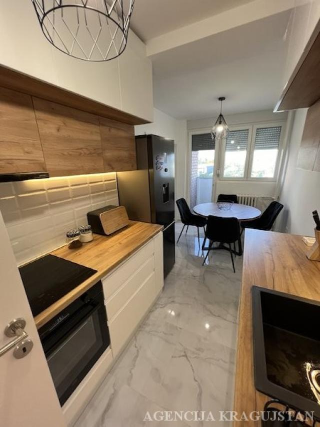 Izdavanje, Stan, 61. 00m2 , Centar