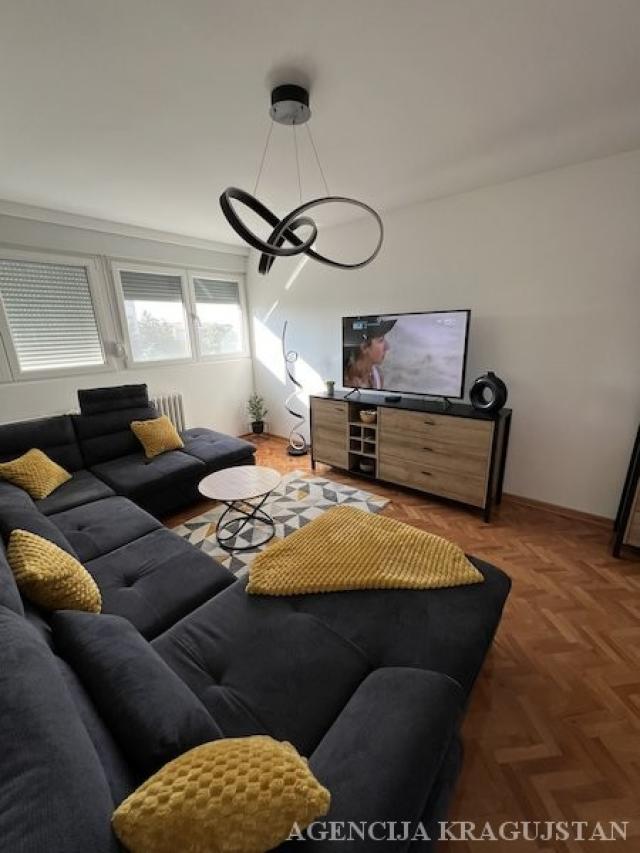 Izdavanje, Stan, 61. 00m2 , Centar