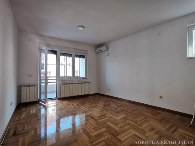 Izdavanje, Stan, 81. 00m2 , Centar