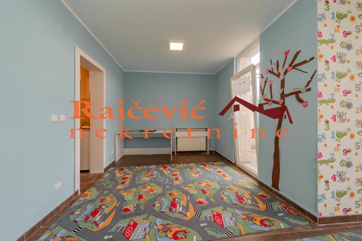 RAKOVICA KANAREVO BRDO 129m2 , 175000e