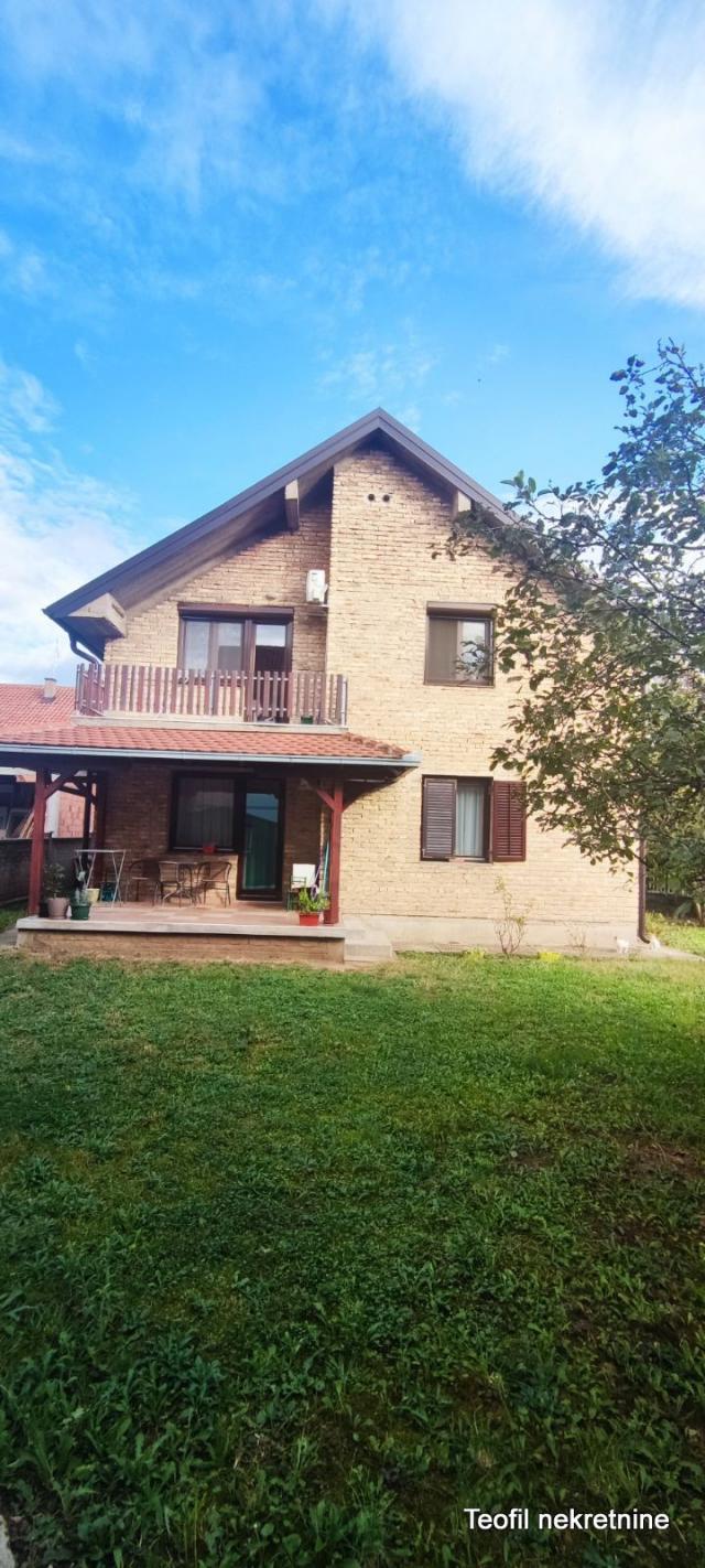 ZEMUN ZEMUN - ALTINA 215m2 , T , 350000e