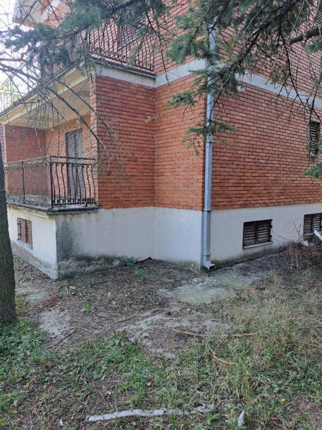 Kuća 470m2 na 52 ari placa, Lisovići Barajevo