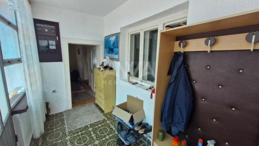 Apatin. Prizemna 3. 0 sobe kuća 128m2, plac 4a