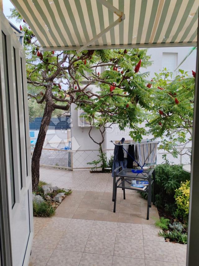 VODICE-SRIMA apartman 2. red od mora, privatni vrt+PM