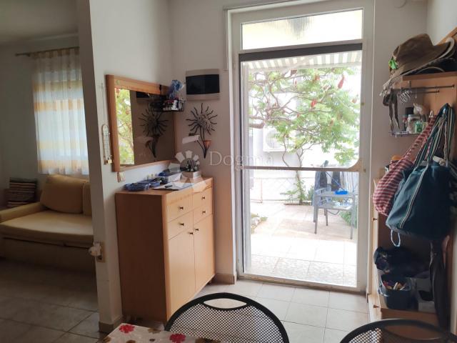 VODICE-SRIMA apartman 2. red od mora, privatni vrt+PM