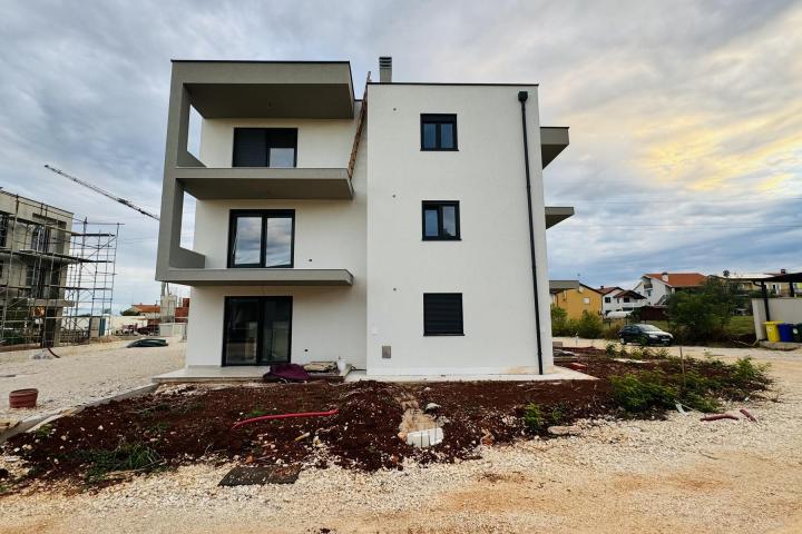 Istra, Umag, NOVOGRADNJA, Stan na drugom katu NKP 64, 54 m2