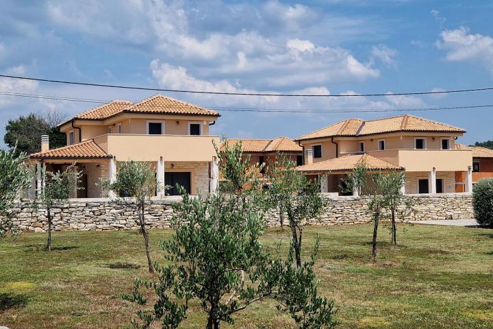 ISTRA, Svetvinčenat, Cukrići – vila NKP 155 m2, terasa s ljetnom kuhinjom, bazen, 2 parkirna mjesta