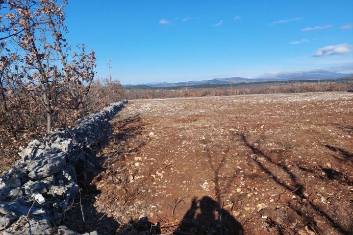 Lovreć, Dalmatinska zagora - građevinska parcela uz glavnu prometnicu