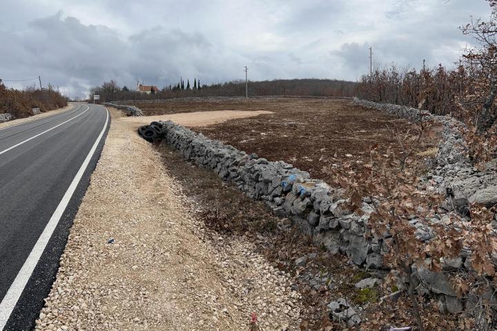 Lovreć, Dalmatinska zagora - građevinska parcela uz glavnu prometnicu